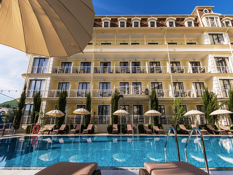 Начало лета на первой линии курорта Ольгинка, 3 дня и 2 ночи в трёхзвездочном отеле «Grand-Shato» для двоих с отличным пляжем и подогреваемыми бассейнами